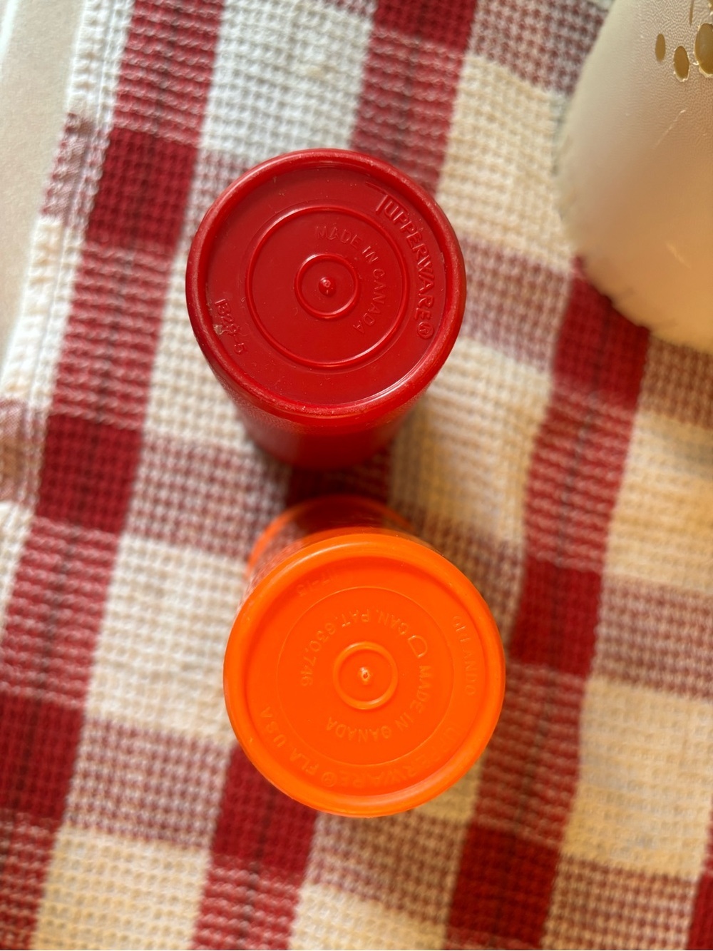 Vintage Tupperware juice pitcher with 2 cups - - Picture 2 of 4